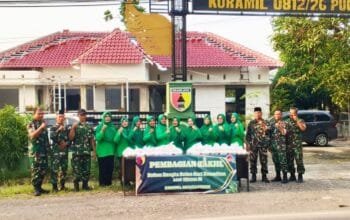 Aksi Sosial Koramil Pucuk Lamongan, Pengendara Pantura Dapat Takjil Gratis