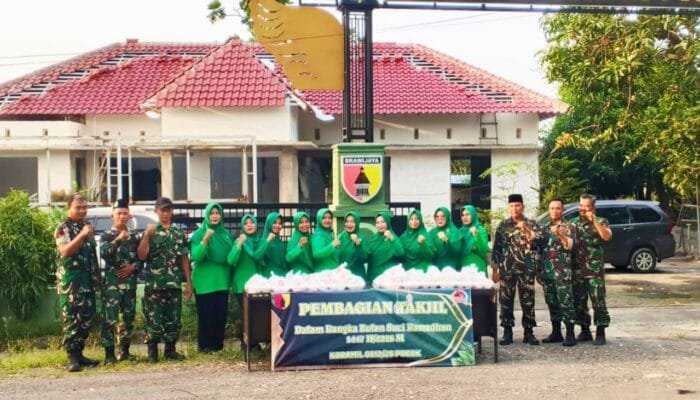 Aksi Sosial Koramil Pucuk Lamongan, Pengendara Pantura Dapat Takjil Gratis