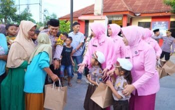 Momen Mengharukan di Sugihwaras, Anak TK dan Kapolres Bojonegoro Bagikan Takjil Ramadan