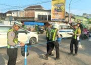 Polisi Pasang Tolo-Tolo di Pasar Babat Lamongan, Kemacetan Berhasil Dicegah