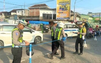 Polisi Pasang Tolo-Tolo di Pasar Babat Lamongan, Kemacetan Berhasil Dicegah