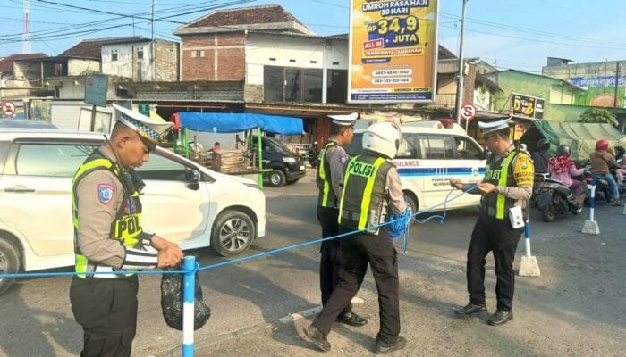 Polisi Pasang Tolo-Tolo di Pasar Babat Lamongan, Kemacetan Berhasil Dicegah