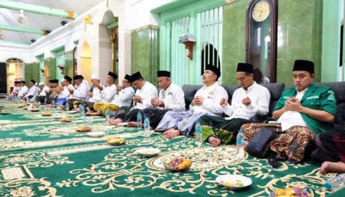 Malam Selawe di Sunan Giri Gresik, 2.000 Nasi Kebuli dan 500 Kupat Ketheg Dibagikan