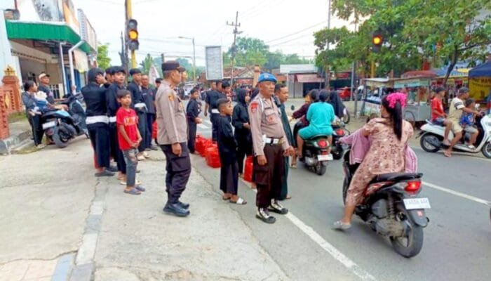 PSHT Bojonegoro Bagi Takjil di Pertigaan Pasar Dander, Polisi Pastikan Aman dan Tertib