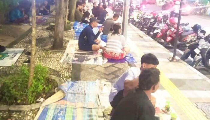 Rezeki Lebaran, Pedagang Kopi Bojonegoro Sumringah Lihat Ramainya Pengunjung