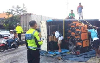 Detik-Detik Truk Oleng di Jalur Lamongan–Gresik, PCX Tertabrak