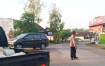 Polisi Hadir Sejak Fajar, Sapa Pagi di Sukosewu Bojonegoro Bikin Jalanan Lancar