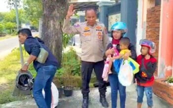 Salut, Polisi Lamongan Sigap Bantu Pemudik Mogok, Dikasih Uang Perbaikan Motor