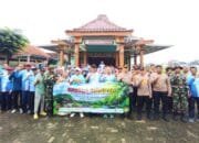 Polisi, TNI dan Warga Ngumpakdalem Bojonegoro Bersatu Cegah Wabah Penyakit