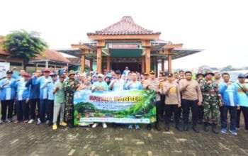 Polisi, TNI dan Warga Ngumpakdalem Bojonegoro Bersatu Cegah Wabah Penyakit