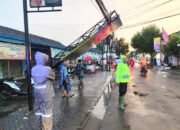 Aksi Sigap Polisi Kedungpring Lamongan Tangani Reklame Roboh, Lalu Lintas Kembali Normal