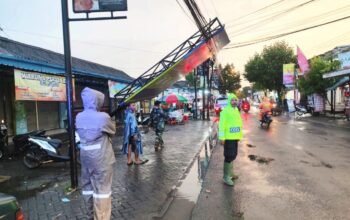 Aksi Sigap Polisi Kedungpring Lamongan Tangani Reklame Roboh, Lalu Lintas Kembali Normal