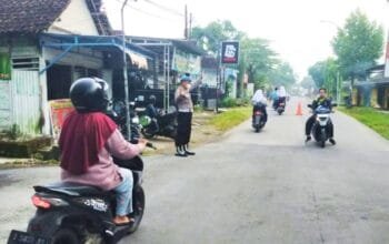 Salut, Polsek Kepohbaru Bojonegoro Bantu Siswa Menyeberang Tiap Pagi