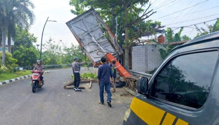 Polisi Sigap Tangani Kabel Listrik Putus di Bojonegoro, Ini Kronologinya