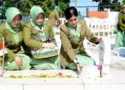 Tabur Bunga di TMP, Persit Lamongan Gaungkan Pengabdian Tanpa Pamrih