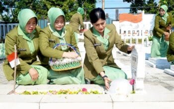 Tabur Bunga di TMP, Persit Lamongan Gaungkan Pengabdian Tanpa Pamrih