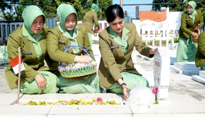 Tabur Bunga di TMP, Persit Lamongan Gaungkan Pengabdian Tanpa Pamrih