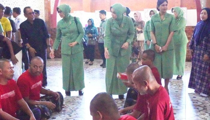 Kolaborasi Sosial, Persit dan Bank Mandiri Bantu Warga di Modo Lamongan