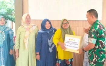 Kolaborasi TNI Mahasiswa di Deket Lamongan, Warga Terdampak Banjir Terbantu