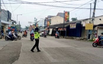 Salut, Polisi Kedungadem Bojonegoro Rutin Kawal Anak Sekolah Menyeberang Jalan