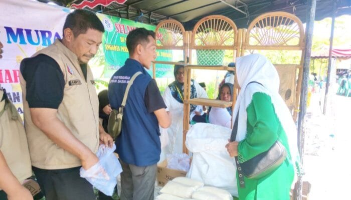 Antrian Panjang di Pasar Murah Balen Bojonegoro, Warga Berburu Sembako Murah