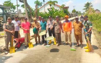 Kapolsek Kalitengah Lamongan Gerak Cepat, Cegah Kecelakaan di Jalan Licin