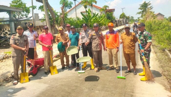 Kapolsek Kalitengah Lamongan Gerak Cepat, Cegah Kecelakaan di Jalan Licin