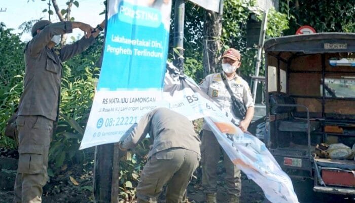 Langgar Aturan, Reklame di Lamongan Langsung Ditertibkan Satpol PP