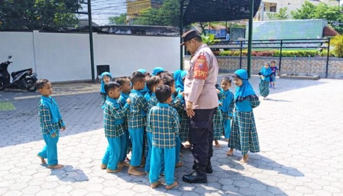 Tak Lagi Takut Polisi, Anak PAUD di Balen Bojonegoro Diajak Belajar Sambil Bermain