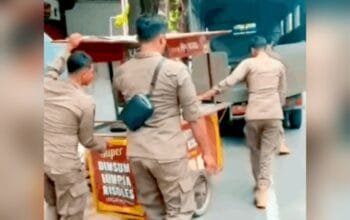 Satpol PP Lamongan Tertibkan PKL, Fokus Jaga Ketertiban