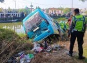 Kecelakaan Tunggal di Lamongan, Mobil Elf Nyemplung Nyaris Tenggelam