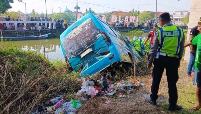 Kecelakaan Tunggal di Lamongan, Mobil Elf Nyemplung Nyaris Tenggelam