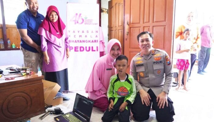 Kapolres Bojonegoro Apresiasi Bocah Jenius dengan Laptop