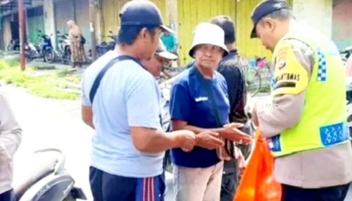 Polsek Purwosari Bojonegoro Sasar Pemulung hingga Ojol dalam Aksi Sosial