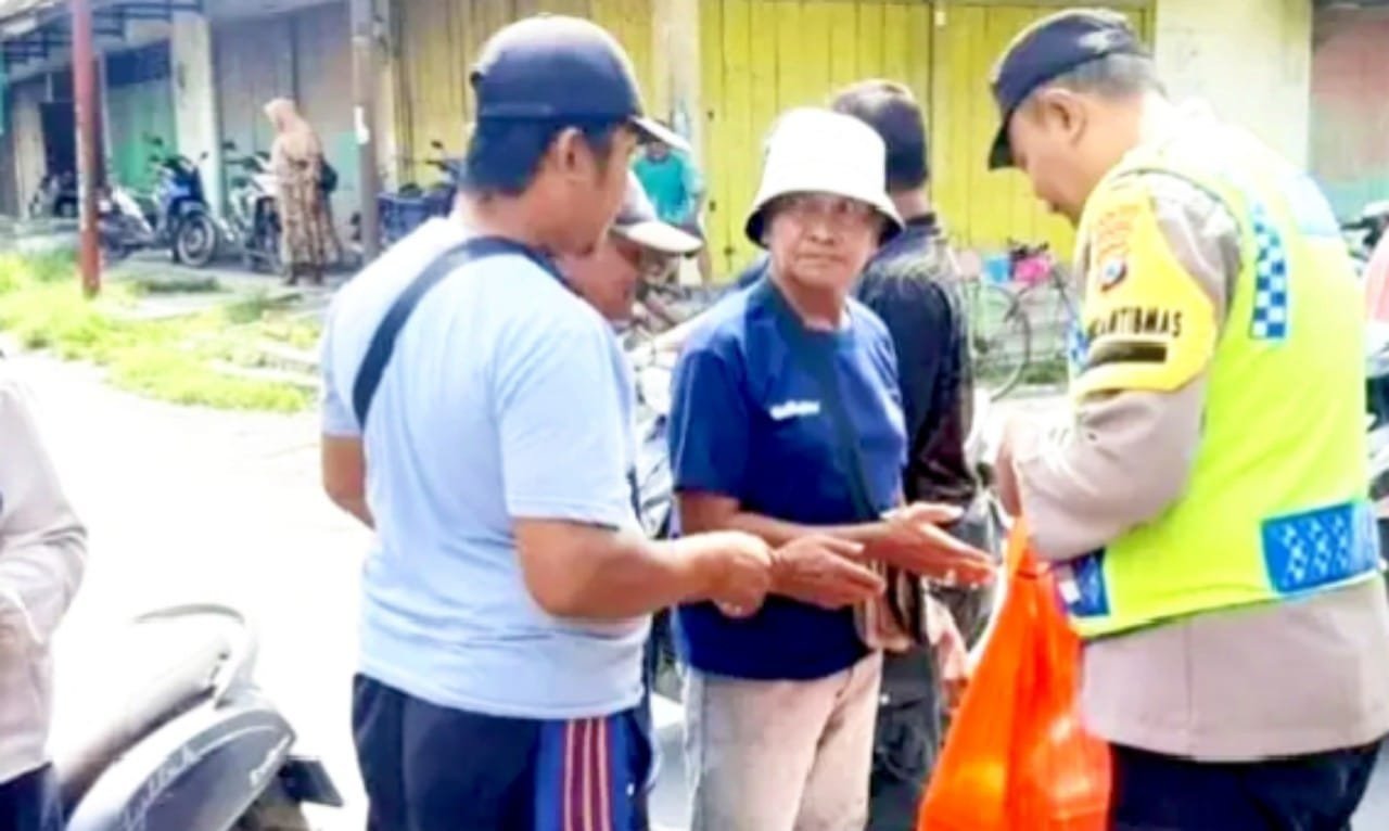 Polsek Purwosari Bojonegoro Sasar Pemulung hingga Ojol dalam Aksi Sosial IMG 20260412 WA0017