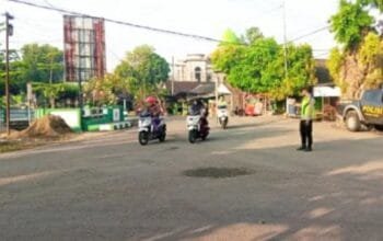 Jalur Tambahrejo Tak Lagi Semrawut, Polisi Kanor Bojonegoro Aktif Turun ke Jalan