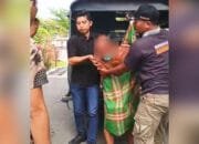 Pria Diduga ODGJ di Bojonegoro Berkeliaran Tanpa Busana, Akhirnya Dievakuasi