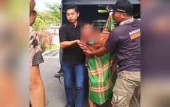 Pria Diduga ODGJ di Bojonegoro Berkeliaran Tanpa Busana, Akhirnya Dievakuasi
