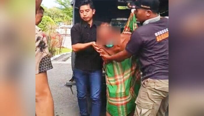 Pria Diduga ODGJ di Bojonegoro Berkeliaran Tanpa Busana, Akhirnya Dievakuasi