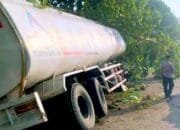 Truk Tangki Keluar Jalur di Solokuro Lamongan, Polisi Langsung Turun Tangan