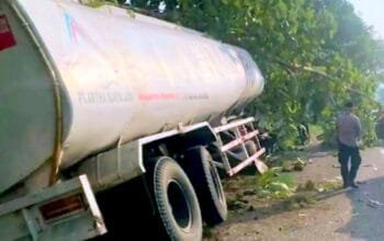 Truk Tangki Keluar Jalur di Solokuro Lamongan, Polisi Langsung Turun Tangan