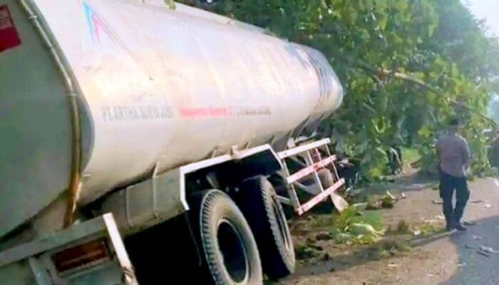 Truk Tangki Keluar Jalur di Solokuro Lamongan, Polisi Langsung Turun Tangan