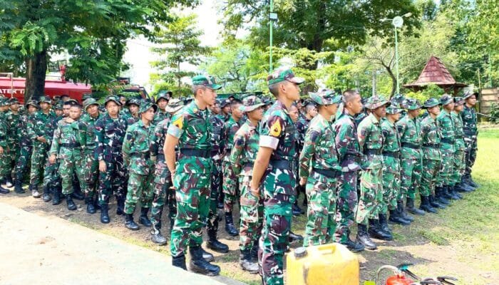 Latihan Damkar Bojonegoro di Yonif 885, Prajurit TNI Kini Siap Padamkan Api