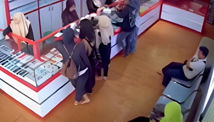 CCTV Ungkap Detik-Detik Penyanderaan Pegawai Toko HP di Medan