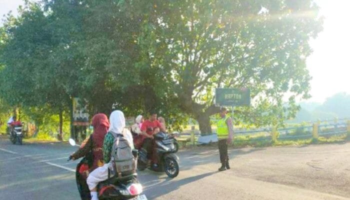 Polisi Sukosewu Bojonegoro Hadir Sejak Fajar, Lalu Lintas Lebih Tertib