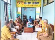 Dinsos Bojonegoro Antar Lansia Terlantar Menuju Hidup Lebih Layak