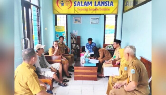 Dinsos Bojonegoro Antar Lansia Terlantar Menuju Hidup Lebih Layak