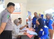 Cegah Penyakit Sejak Dini, Buruh Bojonegoro Nikmati Cek Kesehatan Gratis dari Polisi