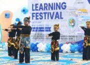 Tak Hanya Belajar, Santri MI Al Fithrah Surabaya Tampil Percaya Diri di Panggung Festival