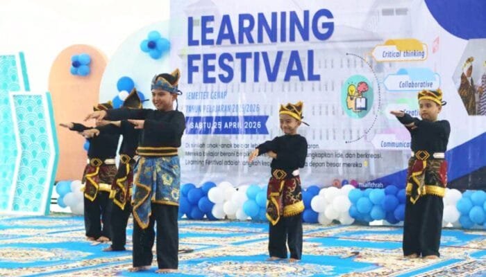 Tak Hanya Belajar, Santri MI Al Fithrah Surabaya Tampil Percaya Diri di Panggung Festival